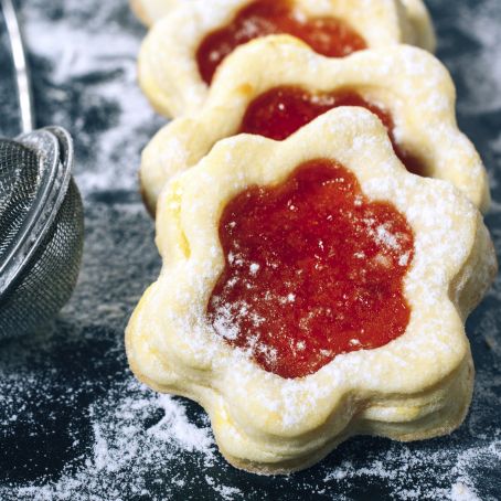 Frollini a forma di fiore con marmellata di fragole