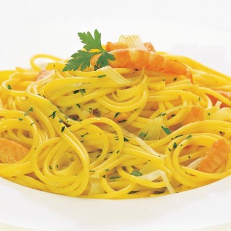 Spaghetti alla chitarra con pesto di fiori di zucca e gamberi