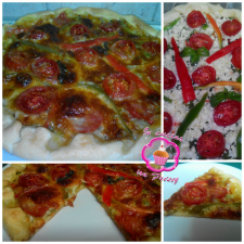 Torta salata con peperoni, pomodori e mozzarella