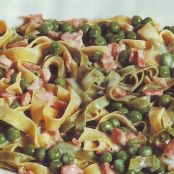 Fettuccine paglia e fieno con piselli e prosciutto