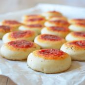 PIZZETTE ROSSE E UOVA RIPIENE DI TONNO