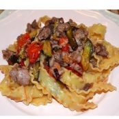 Reginette con salsicce e cipolle caramellate