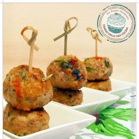 Polpettine di tacchino piccanti con asparagi profumate alle erbe aromatiche