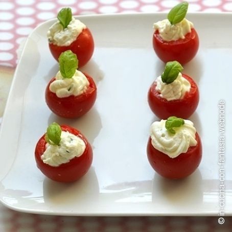 Antipasto di caprino e pomodori