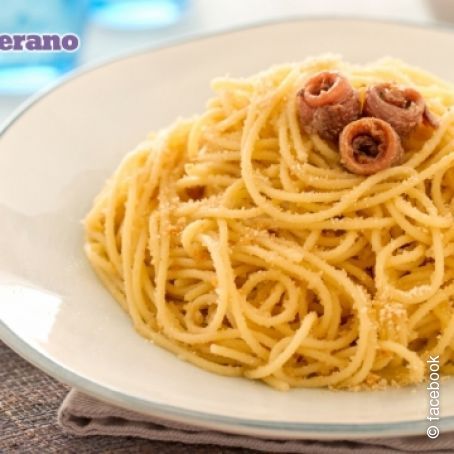 Spaghetti alici e pan grattato
