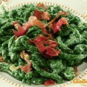 Spätzle di spinaci con speck e panna