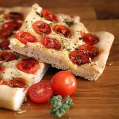 Focaccia con pomodorini e origano