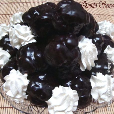 Profiteroles al cioccolato fondente