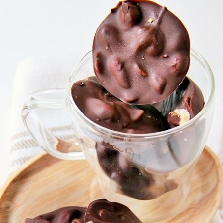 dischetti al cioccolato fondente e arachidi salate