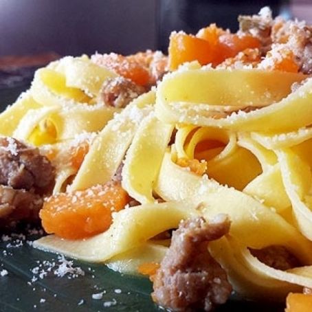 Tagliatelle zucca e salsiccia