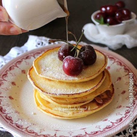 Pancake di ricotta con sciroppo d'acero e ciliegie