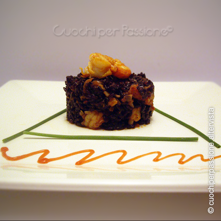 Riso venere con gamberi al pomodoro