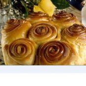 Torta delle rose soffice con crema di burro e zucchero