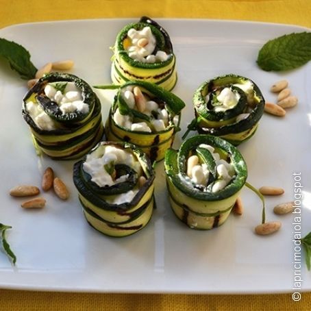 Rotolini di zucchine con formaggio e pinoli