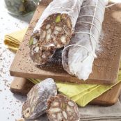 Salame di cioccolato con pistacchi, pinoli, mandorle e nocciole