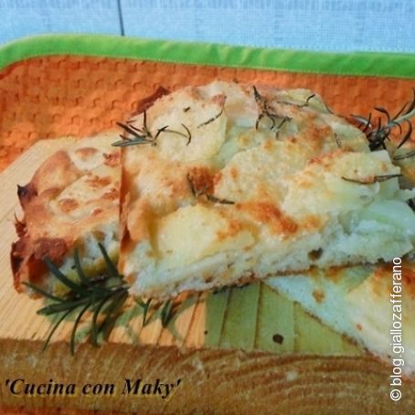 Focaccia soffice con patate e rosmarino