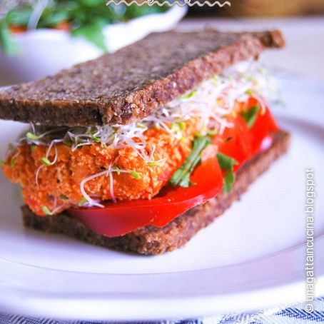 Sandwich con tofu strapazzato, peperoni e germogli