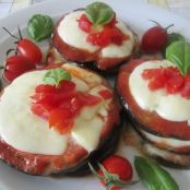 Sandwich di melanzane, pomodori e mozzarella