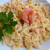 Pasta fredda con salmone, pomodorini e rucola