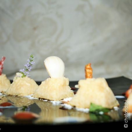 Scomporre e ricomporre. Piccole piramidi di pasta: carbonara, amatriciana, cacio e pepe, ragù bianco, aglio olio e peperoncino con roux al sedano rapa.