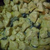 Pollo con panna, curry e olive nere
