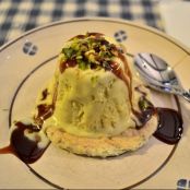 Gelato al pistacchio con cialda croccante al cacao