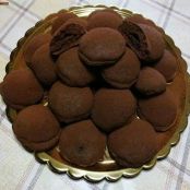 dolcetti di frolla al cioccolato con ripieno al cioccolato