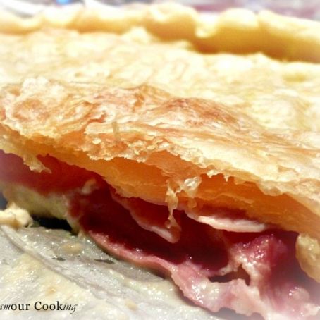 Sfogliata ai carciofi, prosciutto e stracchino