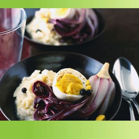 Polenta bianca con radicchio all'aceto e uova sode