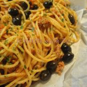 Spaghetti piccanti ai funghi e olive nere