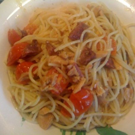 Spaghetti con il tonno e il salame