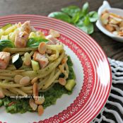 Spaghetti con pesce spada, mandorle croccanti e pesto veloce di zucchine e basilico