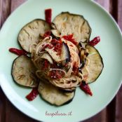 Spaghetti con melanzane e pesto di pomodori secchi