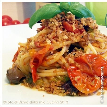 Spaghetti con piccadilly, fiori di zucchina, olive taggiasche e capperi con mollicata croccante