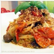 Spaghetti con piccadilly, fiori di zucchina, olive taggiasche e capperi con mollicata croccante