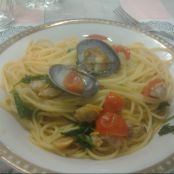 Spaghetti con vongole veraci e pomodorini