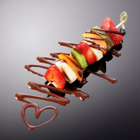 Spiedini di frutta con cioccolata e granella di nocciole