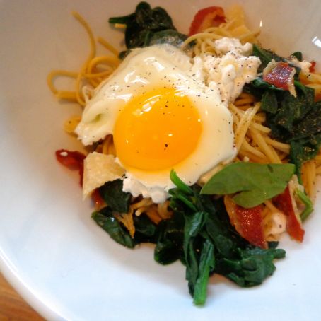 Spaghetti integrali con pancetta, spinaci e uovo fritto