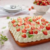 Torta allo yogurt con crema al basilico e fragole