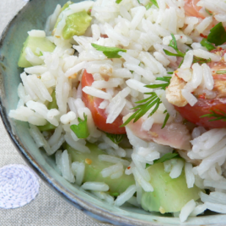 Insalata di riso ai peperoni, tonno e surimi