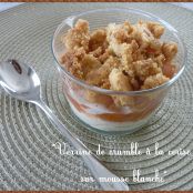 Bicchierini di crumble alla ciliegia su mousse bianca