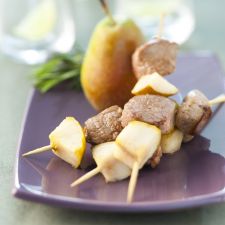 Spiedini di agnello alle pere caramellati