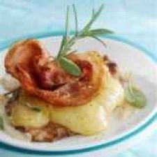 Piccata di vitello all'emmental, pancetta e salvia