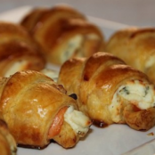 Mini croissant con salmone affumicato, erba cipollina e philadelphia