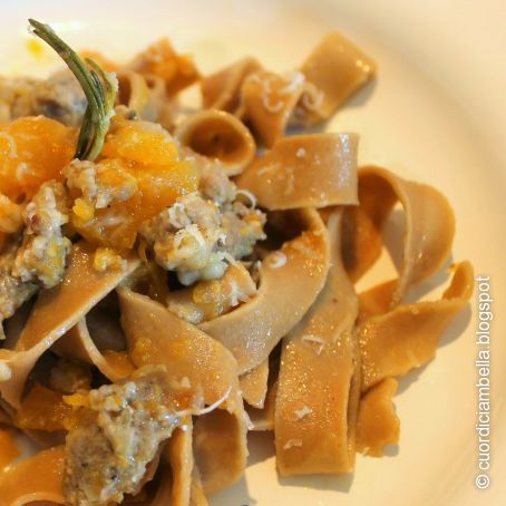 Tagliatelle di castagne con zucca, salsiccia e rosmarino