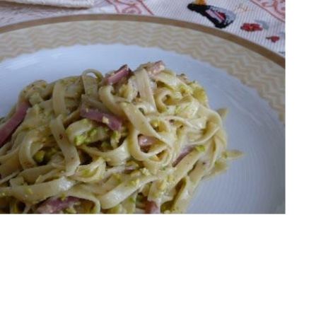 Tagliatelle con speck e pistacchi