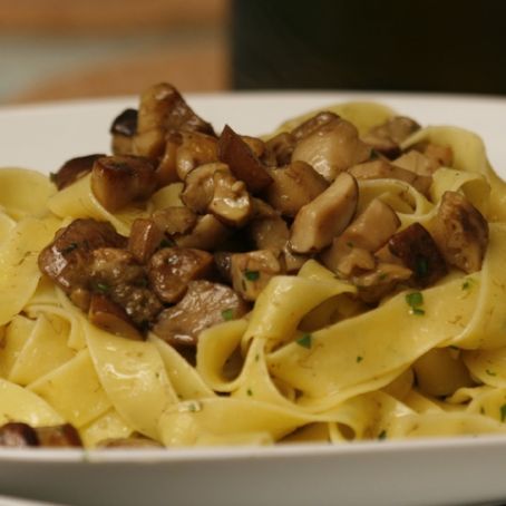 FETTUCCINE AL MASCARPONE E AL PESTO CON PESCE SPADA E TARTUFO E ALLA CREMA DI FUNGHI
