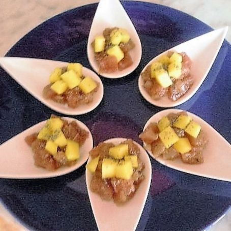 Tartare di tonno, mango e semi di papavero