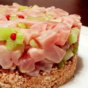 Tartare di tonno e sedano su letto croccante