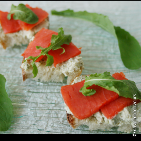 Crostini di ricotta aromatizzata al pesto, rughetta e salmone affumicato